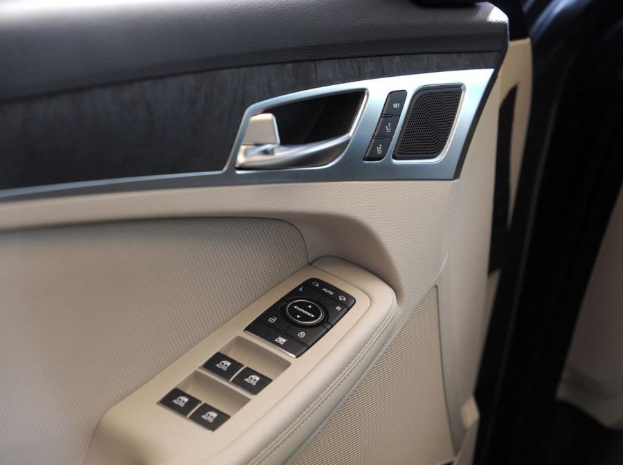 Детали интерьера Hyundai Genesis 2014 года  (NA) (фото 28 из 105)